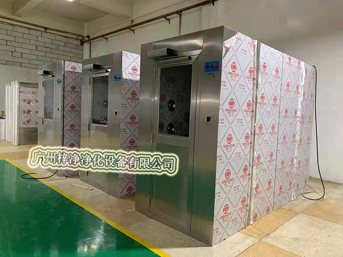 風(fēng)淋室通過(guò)高速氣流將塵埃吹離工作人員的衣物和頭發(fā)，有效降低了進(jìn)入潔凈室內(nèi)的塵埃量，從而維護(hù)了潔凈室內(nèi)的空氣質(zhì)量。