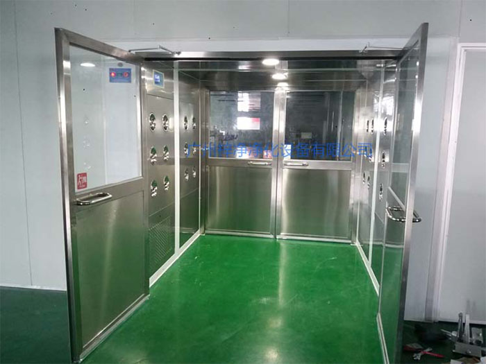 貨淋室主要用于物料表面的除塵，常用于生產(chǎn)線或倉(cāng)庫(kù)的出口處。