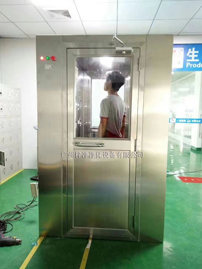 風(fēng)淋室主要是人員或物品的表面除塵，常用于潔凈室的入口處。