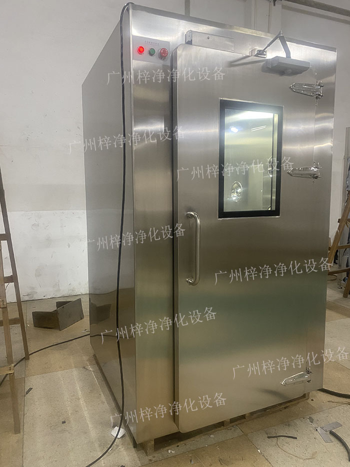 高端滿焊風(fēng)淋室采用滿焊接工藝，無(wú)縫連接，防止塵埃進(jìn)入，確保潔凈室的空氣質(zhì)量。