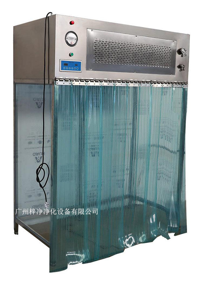 百級(jí)潔凈層流罩它主要由箱體、風(fēng)機(jī)、初效空氣過(guò)濾器、高效空氣過(guò)濾器、阻尼層、燈具等組成。